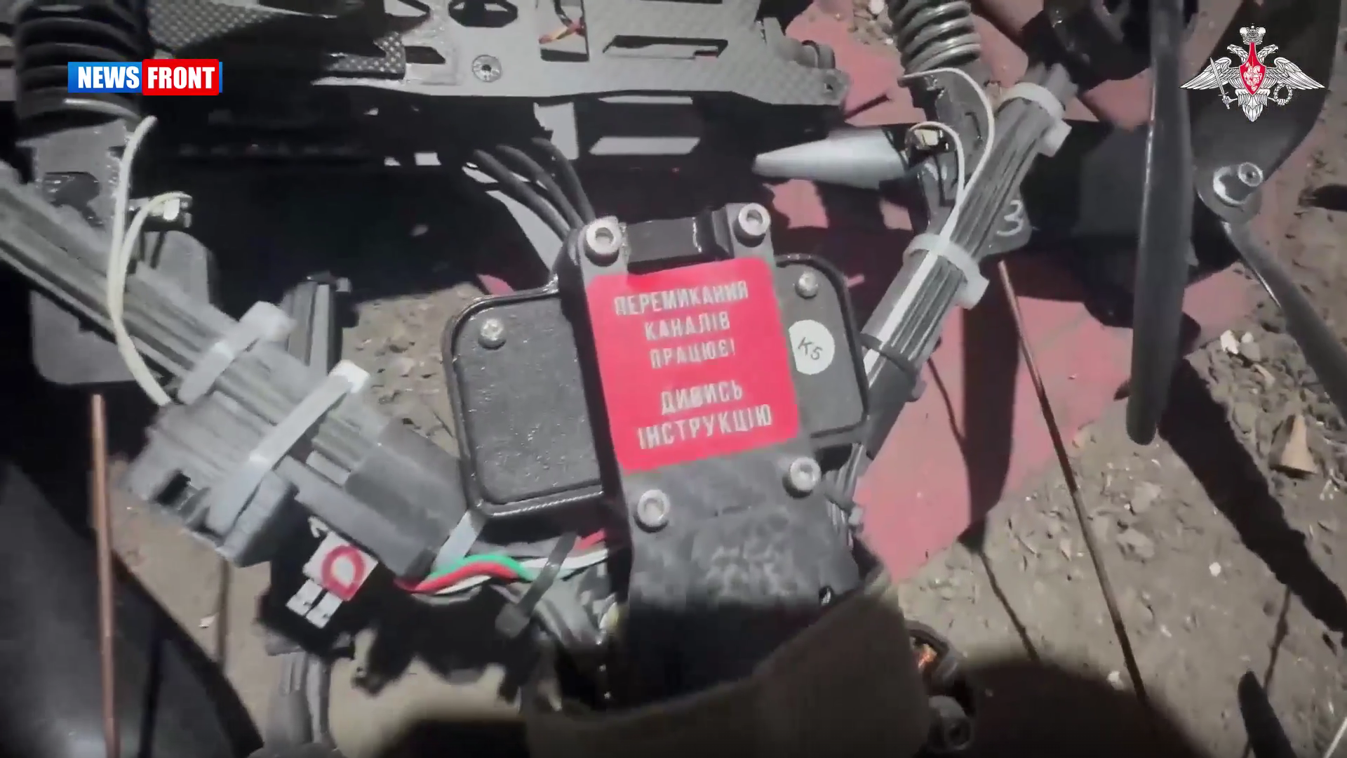 В одном из подвалов Красноармейска найден брошенный противником ПУ БПЛА с десятками неиспользованных дронов