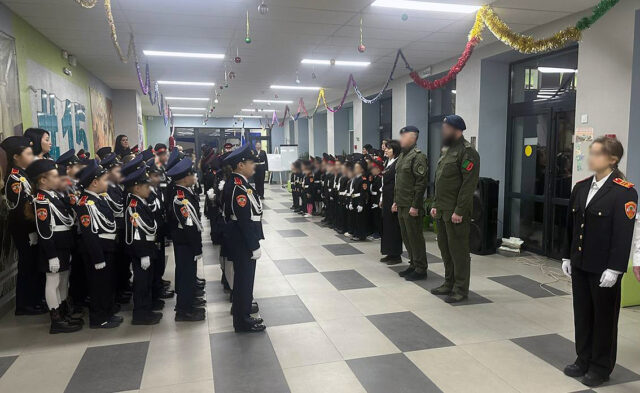 В Запорожской области командир спецназа Росгвардии провел утреннее построение профильных классов ведомства