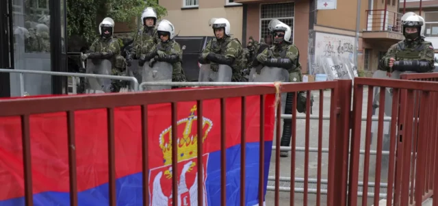 В Косово албанские полицейские напали на молодых сербов