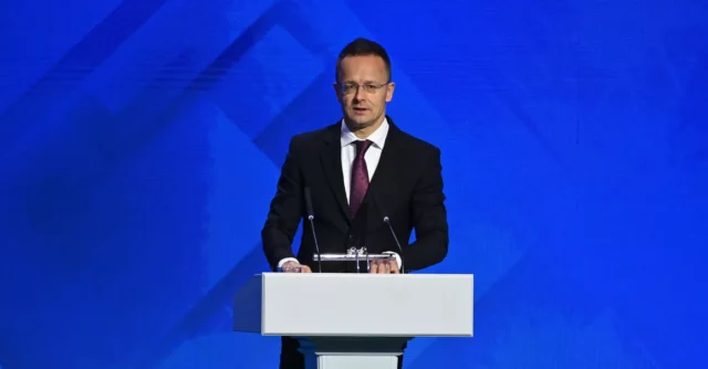 Великобритания и Франция могут развязать войну с Россией – Сийярто