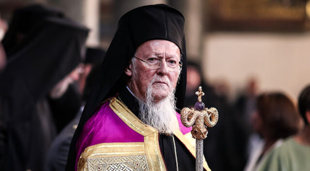 Варфоломей занят политтехнологиями и не видит страданий людей на Украине – Захарова