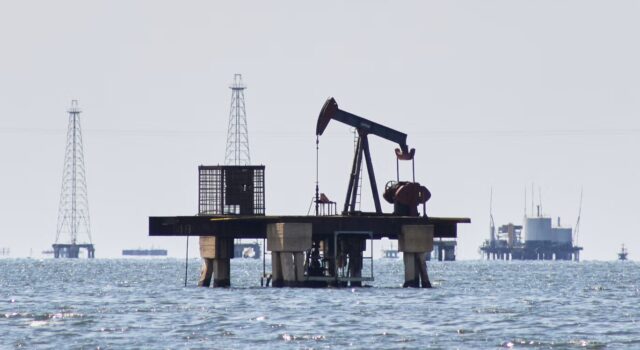 США установят контроль над нефтяной отраслью Венесуэлы – WSJ