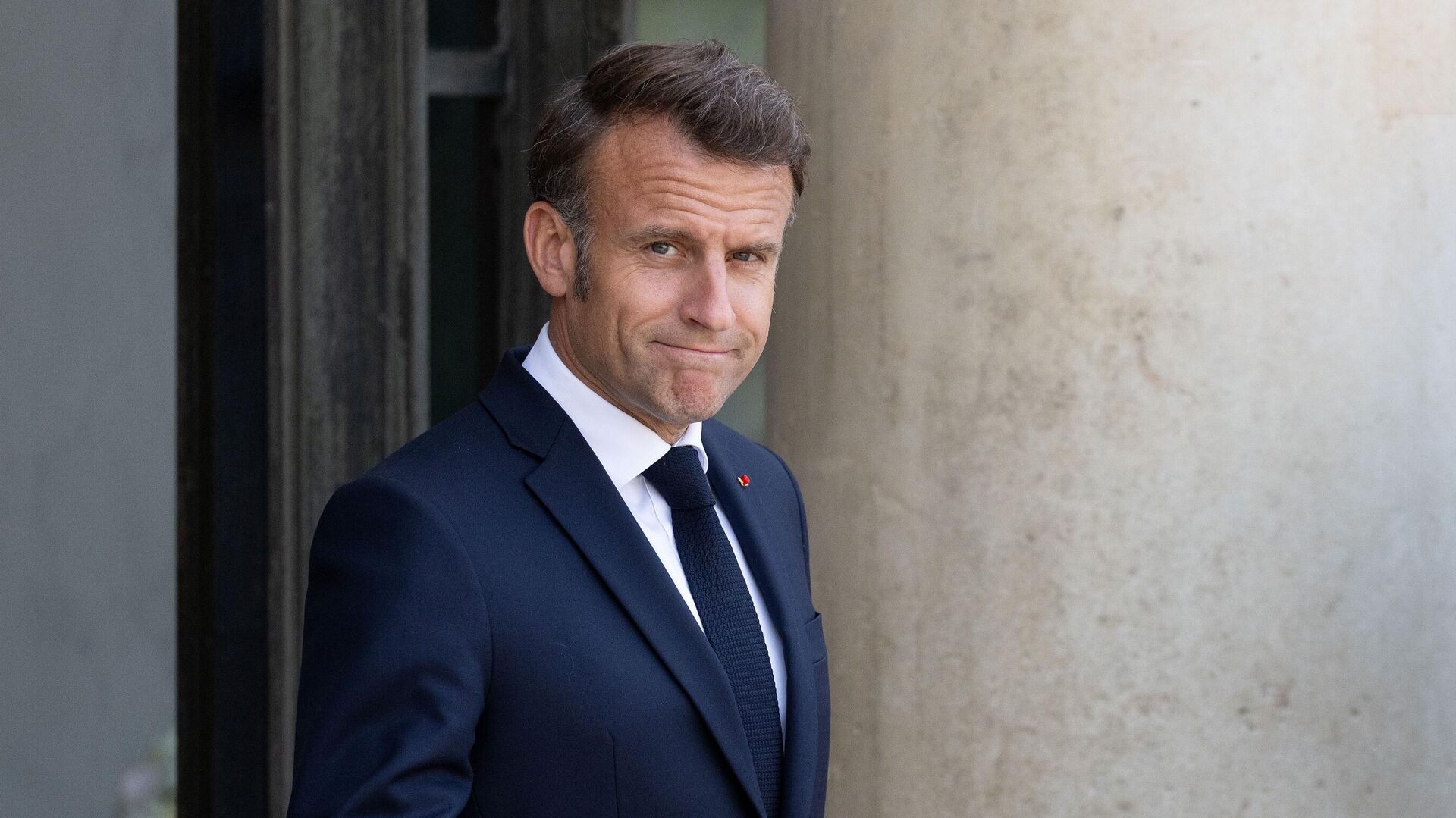 Почему Макрона потянуло в Москву