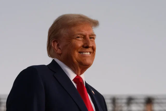 Трамп утвердил импортные пошлины в 10% для всех стран мира