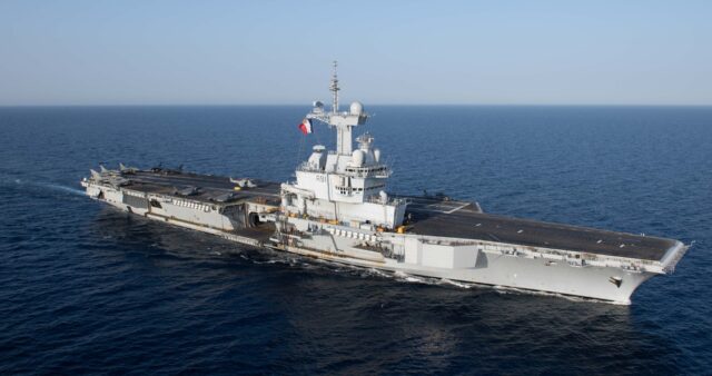 Макрон направил авианосец в Средиземное море – BFM TV