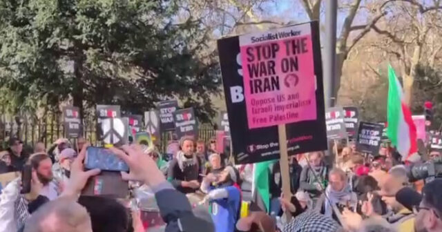 В Лондоне тысячи людей протестуют против действий США на Ближнем Востоке