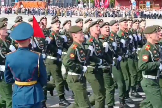 На главной площади Новосибирска прошел военный парад