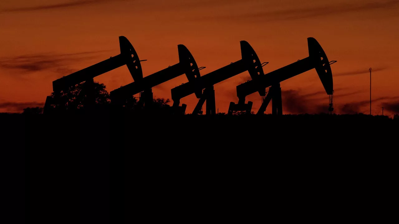 Мировые запасы нефти быстро истощаются – Bloomberg
