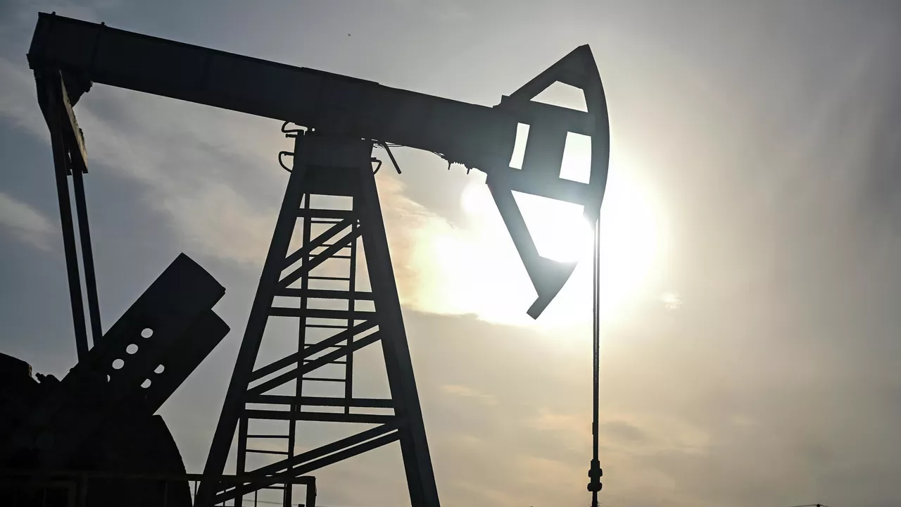 ЕС планирует заморозить потолок цен на нефть из России – Bloomberg
