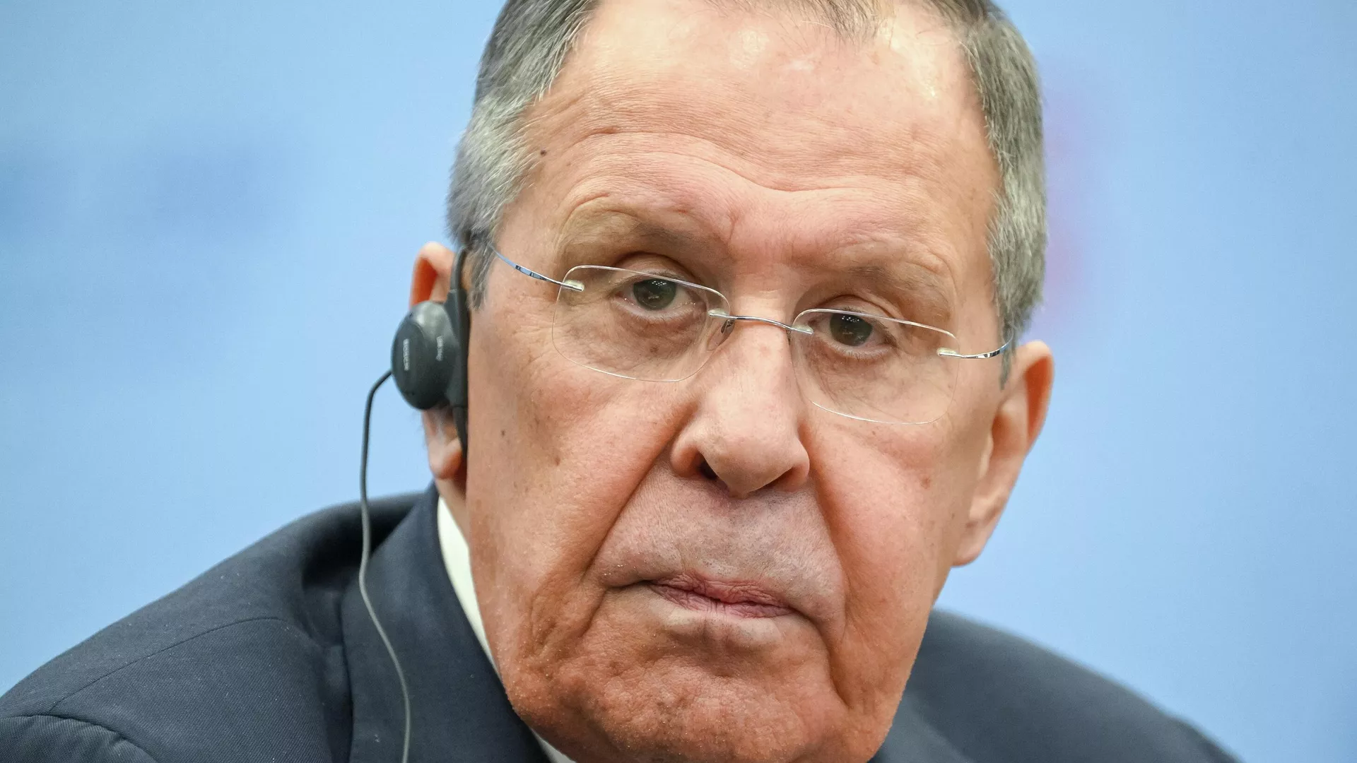 Дрейф Лаврова от муз к пушкам