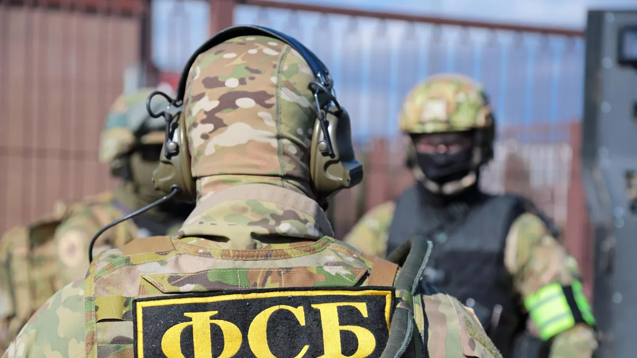 ФСБ задержала волгоградца, помогавшего обманывать семьи участников СВО