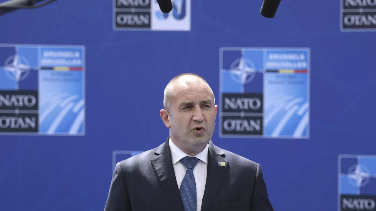 Болгария больше не может оказывать Украине военную помощь – Радев