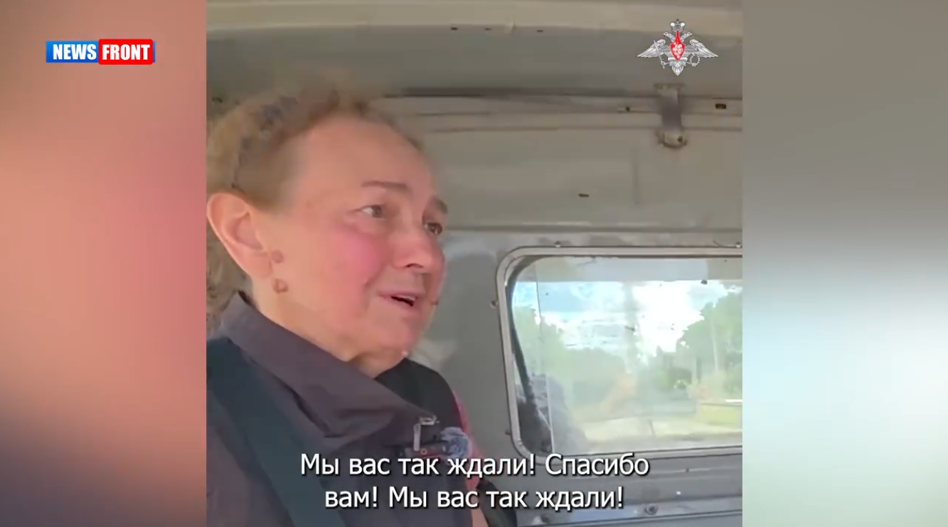 Бойцы ВС РФ эвакуировали группу мирных жителей из Красноармейска