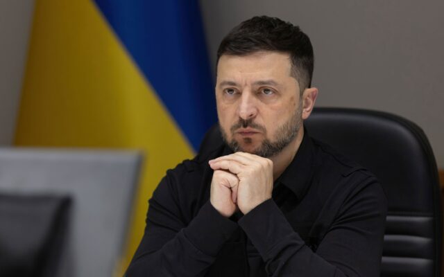 Борьба за контроль над Украиной между Зеленским и Европой обострилась, заявил эксперт