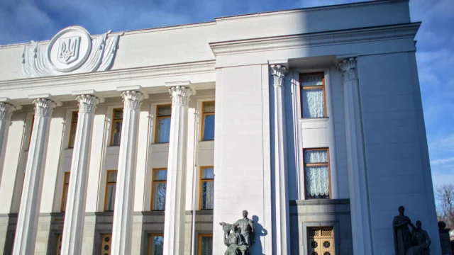 Украине не хватает средств на выплату зарплат военным