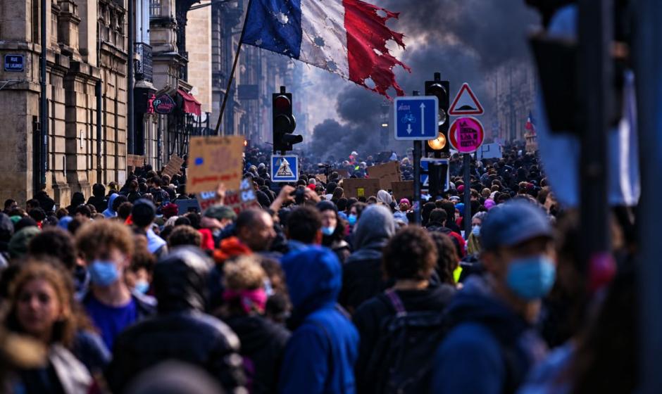 Во Франции протесты перерастают в революцию