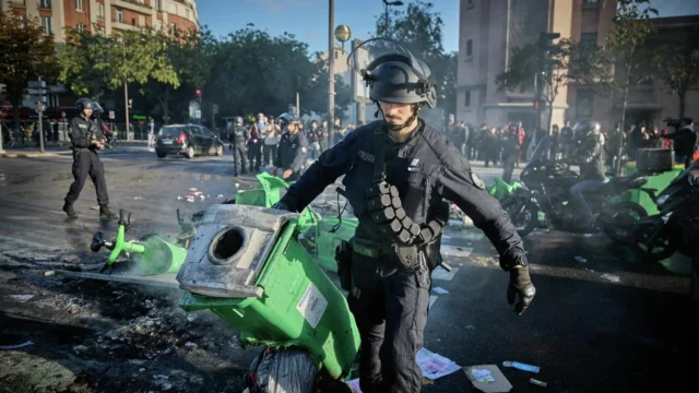 В некоторых городах Франции полиция потеряла контроль во время беспорядков — министр Нуньес